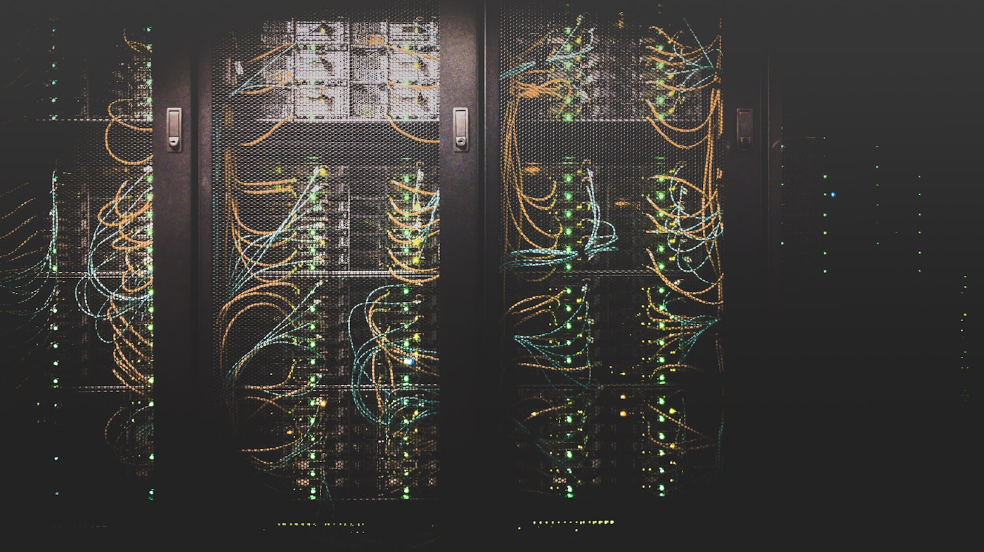 Serverrum med netværkskabler og racks