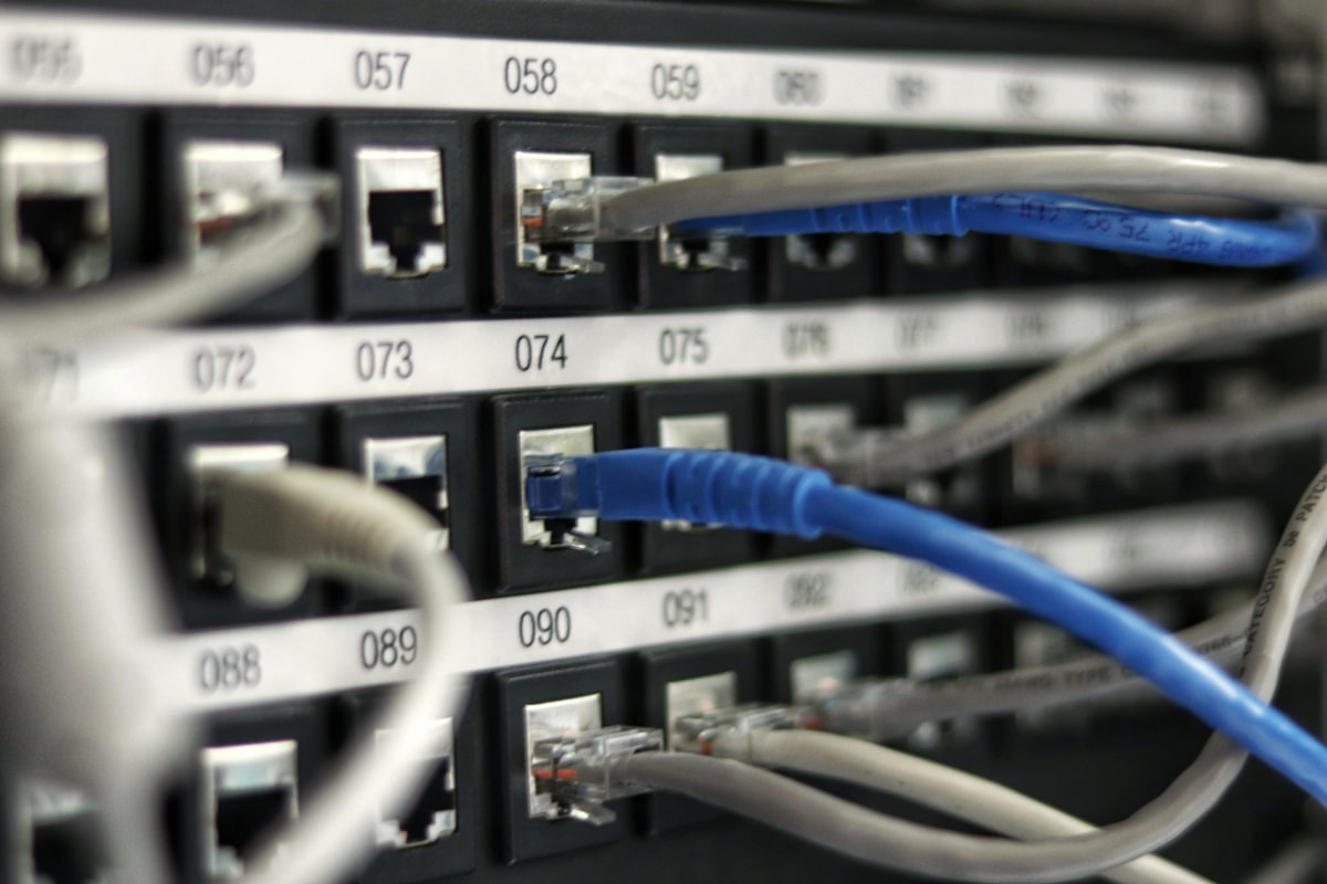 Patchpanel med netværkskabler